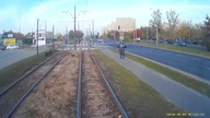 Dziewczyna w słuchawkach wchodzi pod tramwaj
