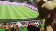 Kibice gości ADO Den Haag rzucają pluszaki do sektora z chorymi dziećmi