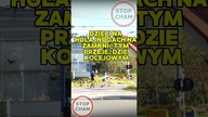 Dzieci na hulajnogach na zamkniętym przejeździe kolejowym