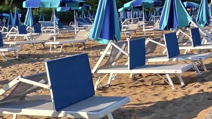 Morze leżaków na włoskiej plaży