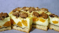 Kruche ciasto z budyniem i brzoskwiniami z puszki
