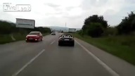 Arogancki idiota w cabrio kontra karetka pogotowia!