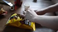 Jak otwierać paczkę chips&oacute;w?