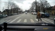 Dziadek przechodzi przez pasy