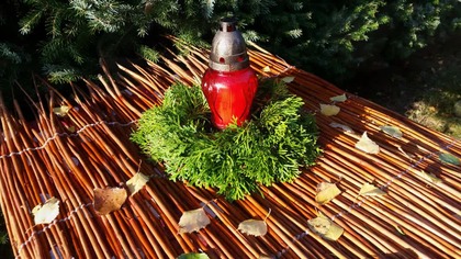 Jak zrobić wianek na gr&oacute;b swoich bliskich, a na koniec piosenka, kt&oacute;ra przywraca wspomnienia.