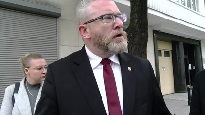 RAUN POD AMBADASĄ UKRAlNY ZWRACA ŚCIĄGNIĘTĄ FLAGĘ!