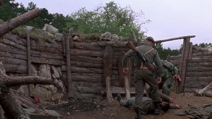 Obsypany nagrodami debiut młodego bośniackiego reżysera Danisa Tanovicia. Bośnia, lato 1993 roku. Na otwartym polu są rozmieszczone naprzeciw siebie wojska Serbów i Bośniaków. Między nimi znajduje się obszar zwany ziemią niczyją, a na nim okop. Przez przypadek trafiają do niego Bośniak i Serb. By ratować trzeciego żołnierza, muszą się sprzymierzyć. Ale nie jest to łatwe. Wiele ich dzieli. O żołnierzach uwięzionych w okopie dowiadują się dziennikarze. Brytyjska reporterka Jane Livingstone przekazuje relacje na żywo.