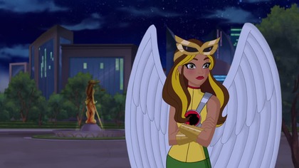 Dołącz do Wonder Woman, Supergirl, Batgirl oraz ich kumpelek: Harley, Bumblebee, Poison Ivy i Katany w zupełnie nowej, rewolucyjnej serii DC Super Hero Girls! Kiedy w Super Hero High, renomowanej szkoły dla superbohater&oacute;w, rozpoczyna się rywalizacja o nagrodę Bohatera Roku, złowieszczy Opal i jego tajemnicza wsp&oacute;lniczka snują plany przejęcia władzy nad wszechświatem, a ich celem stają się niezwykłe nastolatki