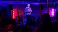 Amerykanin opowiada zarty po polsku (stand-up comedy)