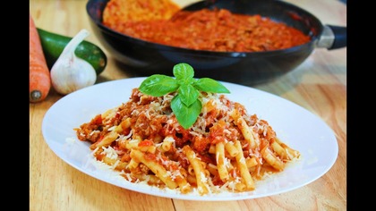 Pyszny sos wygląda jak boloński ale jest jeszcze lepszy sos pomidorowy z mięsem mielonym