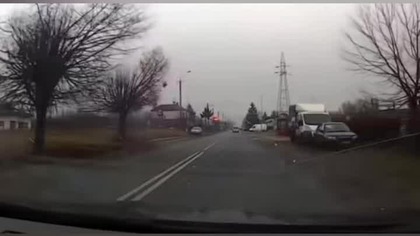 Wjechał prosto w linkę holowniczą!  Sekundy od katastrofy.  #polscykierowcy #dashcam #droga #shorts