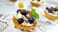 Tartaletki z bitą śmietaną i borówkami amerykańskimi - Jak zrobić - [Smakowite Dania]