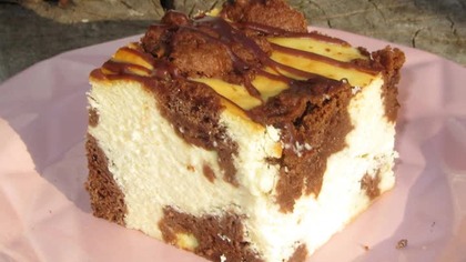 dzień dobry w niedzielę, dziś kolejny, pyszny sernik.  Sernik łaciaty-wspaniały, nie opada, zawsze si