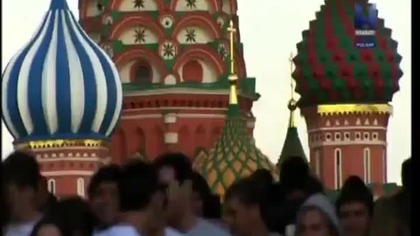 Moskwa (ros.  ) jest stolicą i największym miastem Rosji. Miasto leży nad rzeką Moskwą w centralnej Rosji i liczy ponad 13 milion&oacute;w mieszkańc&oacute;w w obrębie miasta, ponad 18,8 miliona mieszkańc&oacute;w w obszarze miejskim[2] i ponad 21,5 miliona mieszkańc&oacute;w w obszarze metropolitalnym. Miasto ma powierzchnię 2 511 km&sup2;, dzielnica miejska 5 891 km&sup2;, a obszar metropolitalny ponad 26 000 km&sup2;. Moskwa jest jednym z największych miast na świecie, jest najbardziej zaludnionym miastem w całej Europie, największym obszarem miejskim i metropolitalnym w Europie oraz największym miastem pod względem powierzchni na kontynencie europejskim.

Moskwa, po raz pierwszy udokumentowana w 1147 roku, stała się zamożnym i potężnym miastem, kt&oacute;re służyło jako stolica Wielkiego Księstwa Moskiewskiego. Po proklamowaniu Imperium Rosyjskiego Moskwa przez większość swojej historii pozostawała centrum politycznym i gospodarczym. Za panowania Piotra Wielkiego stolica Rosji przeniosła się do nowo powstałego Sankt Petersburga w 1712 roku, zmniejszając wpływy Moskwy. Po rewolucji rosyjskiej i ustanowieniu Rosyjskiej Socjalistycznej Republiki Radzieckiej, stolica przeniosła się z powrotem do Moskwy w 1918 roku, gdzie p&oacute;źniej stała się politycznym centrum Związku Radzieckiego. Po rozpadzie Związku Radzieckiego Moskwa pozostała stolicą nowo powstałej Federacji Rosyjskiej.