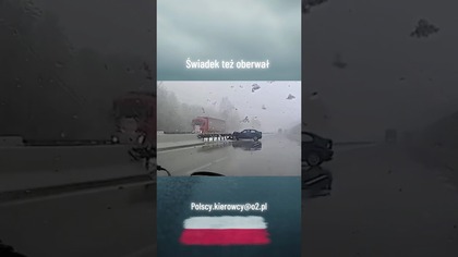Totalna ślizgawica! Sekundy i uderza prosto w auto świadka! #wypadek #zima #ślisko #polskiedrogi