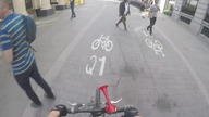 Rowerzysta znajduje sposób na irytujący pieszych na ścieżce rowerowej