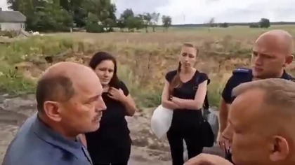 ROLNIK NARODOWIEC ODPIERA ATAK DWÓCH POLICJANTÓW I ,INSPEKTOREK W SWOIM GOSPODARSTWIE