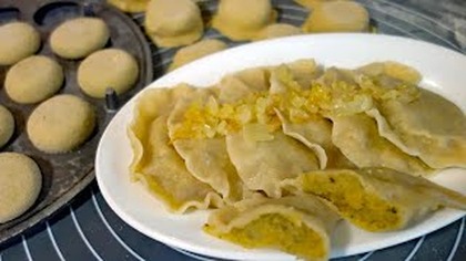 Wigilijne pierogi z grochem i brokułem