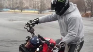 Przejażdżka na motorze po zamarzniętym jeziorze