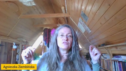 Agnieszka Ziembińska, wykwalifikowana psycholożka, terapeutka, tym razem opowiada o swjej holistycznej metodzie Poza czasem i przestrzenią, łączącej wszystkie omawiane wcześniej w tej serii techniki w jedną całość przy indywidualnym podejściu do każdego człowieka. [HU5]

Strona Agnieszki https://agnieszkaziembinska.com.pl/
------------------------------------------------------------------------------------
Zobacz pozostałe odcinki z serii spotkań z Agnieszką Ziembińską pt. Holistyczne uzdrawianie:
1. Totalna biologia. Źródła chorób tkwią w psychice https://youtu.be/jSB2QZpKYJY 
2. Psychosomatyka dziecka. Emocjonalne problemy rodziców https://youtu.be/Gz9PID3QF-0  
3. Szamanizm. Duchowe zaklęcia https://youtu.be/GnlbjIWQmug 
4. Ustawienia Hellingera. Piętno rodu https://youtu.be/VJcKTXQQL9w 
5. Medycyna tybetańska. Powrót do równowagi https://youtu.be/eFXlBc89ZQk 
6. Kraina harmonii. Poza czasem i przestrzenią https://youtu.be/ilbmiqKB_zM 

Rozmowa Tomasza J. Kosińskiego z Agnieszką w programie Rozmowy na dwie głowy:
Cała seria Rozmowy na dwie głowy: https://www.youtube.com/playlist?listPLqNgAk3B09Wqo7t25vUgTpad8sKLTQ43h
-------------------------------------------------------------------------------------
Zacznij wspierać ten kanał, a dostaniesz bonusy:
https://www.youtube.com/channel/UCZdpfHkscqF6ZDJTVcojP3g/join

Wesprzyj autora na Patronite: https://patronite.pl/TJK
Postaw kawkę na Suppi: https://suppi.pl/tjkosinski
Zrzutka na Wedukację: https://zrzutka.pl/sc4k7u

Zobacz strony:
https://kosinski.pl
https://wedukacja.pl

Facebook:
Grupa dyskusyjna Wedukacja https://web.facebook.com/groups/wedukacja
Fanpage WEDUKACJA https://web.facebook.com/WEDUKACJA
Strona autorska Tomasza J. Kosińskiego https://web.facebook.com/tomaszjkosinski

Telegram: https://t.me/wedukacja 
Discord: Wedukacja https://discord.com/channels/1301598548336443477/1304081929733144639

#słowianie #slowianie #wiedza #zakazanawiedza #tajemnice #sekrety #zagadkiistorii #zagadki #natura #świadomość #tożsamość #prawda #rozwójosobisty #rozwój #rozwójduchowy #rozwojosobisty #poszukiwania #ciekawostki #praweda #wedukacja #TomaszJKosinski