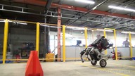 Robot jeżdżący samodzielnie na k&oacute;łkach &Oacute;_&Oacute;