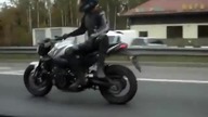 Szalony stunt na motorze