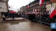 Jarosław Kaczyński i politycy PiS pod Pałacem Prezydenckim. Nie brakuje transparentów wyborczych