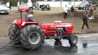 Ciągnik na sterydach pali gumę
