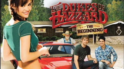Komedia

Bo i Luke Diuke zostają wysłani do Hazzard County, gdzie mają opiekować się wujem Jessem. Okazuje się, że Hogg zamierza przejąć ich farmę. Rodzina jednoczy siły i wypowiada wojnę bossowi.