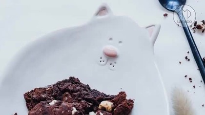 Biały talerzyk deserowy kot - Rękodzieło na prezent - Lamabo Ceramics