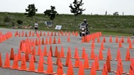 Policjant niesamowicie panuje nad motocyklem