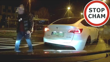 Kierowca Tesli nie zna przepisów i wysiada z auta #2151 Wasze Filmy
