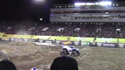Efektowny pokaz jazdy Monster Trucka