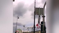 Hymn, pojazdy wojskowe i tłumy na ulicach.