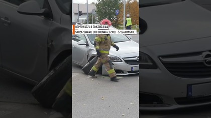 Cztery auta rozbite po tym, jak kierująca Volvo wjechała na czerwonym świetle!