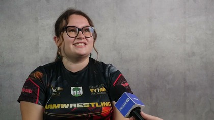 Julia Tarasek triumfuje na XIV Międzynarodowych Mistrzostwach Helu w Armwrestlingu. Jaworznicka armwrestlerka zdominowała zawody w formule na prawą rękę i dzielnie radziła sobie na lewą, startując po jej kontuzji.

Jaworznicka armwrestlerka Julia Tarasek znów udowodniła swoją wartość jako sportowiec! Podczas XIV Międzynarodowych Mistrzostw Helu w Armwrestlingu nie tylko stanęła na podium, ale pokazała ogromny hart ducha i determinację, pokonując nie tylko rywalki, ale też własne ograniczenia po kontuzji.

Turniej na Helu to jedna z imprez, na której Julia już wcześniej miała okazję startować. Jednak tegoroczna edycja była dla niej wyjątkowym wyzwaniem pod kątem sprawności. Wróciła bowiem do walk po przerwie spowodowanej kontuzją lewej ręki, co przełożyło się na ograniczone możliwości w tej konkurencji. Jednak mimo to, że stara się odzyskać pełnię sił to udało się jej wywalczyć trzecie miejsce na lewą rękę, co udowadnia jej charakter.

Prawdziwy pokaz siły Julia dała jednak w zmaganiach na prawą rękę, gdzie zdominowała konkurencję i wywalczyła pierwsze miejsce. Zawody nie należały do łatwych, bo na starcie stanęły zawodniczki z najwyższej półki. Jaworznianka mierzyła się między innymi z mistrzynią świata z Niemiec oraz równie silną rywalką z Finlandii, którą dobrze znała z wcześniejszych rywalizacji. Inna zawodniczka była Julii nieznana i całkiem niepozorna. Jednak okazać się miało, że ma ona swoje umiejętności i siłę, których na pierwszy rzut oka nie widać.]

Start po kontuzji to zawsze duża niewiadoma, ale Julia cieszy się, że mogła ponownie stanąć do walki i udowodnić sobie, że jest w dobrej formie. Teraz skupia się na kolejnym wyzwaniu  Mistrzostwach Świata w Azerbejdżanie. Jednak tu szczególną trudnością mogą być jedynie kwestie finansowe dla takiego wyjazdu.

Trzymamy więc za Julię kciuki i miejmy nadzieję, że mimo trudności uda jej się także obronić tytuł mistrzyni świata.

Materiał pochodzi ze strony https://www.jaw.pl
#jaworzno #jawpl