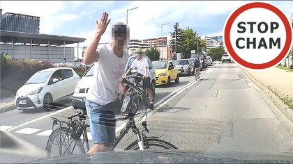 W dniu 7.06.2025 o godzinie 14:45 na ul. Bora-Komorowskiego (okolice sklepu Jula) rowerzysta zajechał mi drogę narażając mnie na konsekwencje potrącenia go oraz uszkodzenie pojazdu. Rowerzysta wykonał wulgarny gest w moim kierunku oraz przy otwartej prawej szybie wziął zamach sugerując próbę uderzenia siedzącego obok mnie starszego ojca. Według mnie zostały tutaj złamane przepisy:przejazd przez linię podwójną ciągłą,   wyprzedzanie przed przejściem dla pieszych, przejazd rowerem przez przejście dla pieszych, próba wyłudzenia odszkodowania, agresja drogowa
Autor wysłał nagranie także na Policję i liczy, że ustalą jego dane i rowerzysta zostanie ukarany.
7.06.2025 Kraków