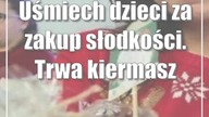 Uśmiech dzieci za zakup słodkości.  Trwa kiermasz
