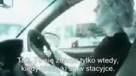 Blondynka w samochodzie