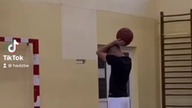 Przekładam piłkę POD NOGĄ #shorts