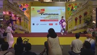 LiveLeak - Vietnamese dancers perform traditional music show in colourful costumes