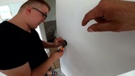 Odcinek 246.  Budowa domu do 70m2.  Montaż gniazdek, włączników i oświetlenia.