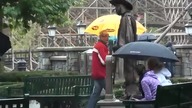 Posąg straszy kobietę