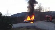 Płonące auto stacza się z g&oacute;rki 