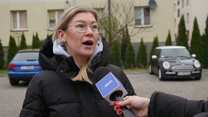 Parking miał być tylko dla mieszkańców, a parkuje kto chce i jak chce.  Auta zastawiają się wzajemnie