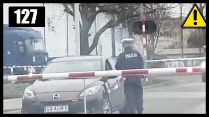 Wjazd kobiety pod opuszczjące rogatki zawiadomienie Policji