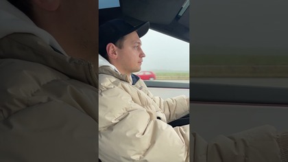 Tesla Cybertruck wyprzedza ciężarówkę jadąc 90 km/h żeby zaoszczędzić energię  #tesla #cybertruck