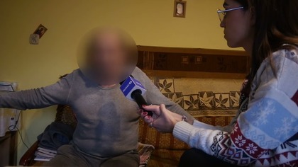 Stary drewniany dom tuż obok i koczujący bezdomni.  Senior z Jaworzna żyje w strachu