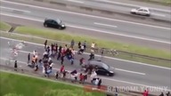 Kompilacja: protestujący vs samochód 18+