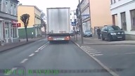 A z auta wysiadam tak